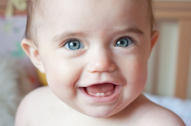 Прорізування зубів у малюків. Симптоми